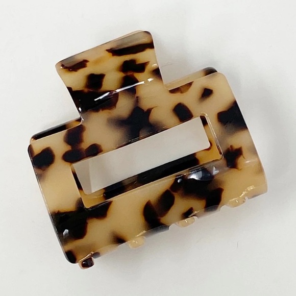 Acrylic Claw Clip Pearl or Tortoise Cheetah Hair Clip - Picture 2 of 12